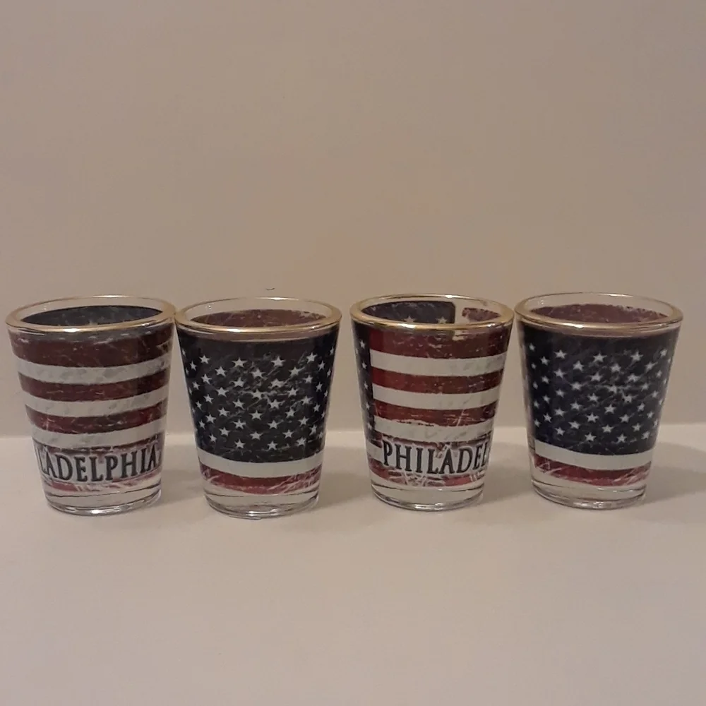 Philadelphia‎ American flag souvenir shot g…